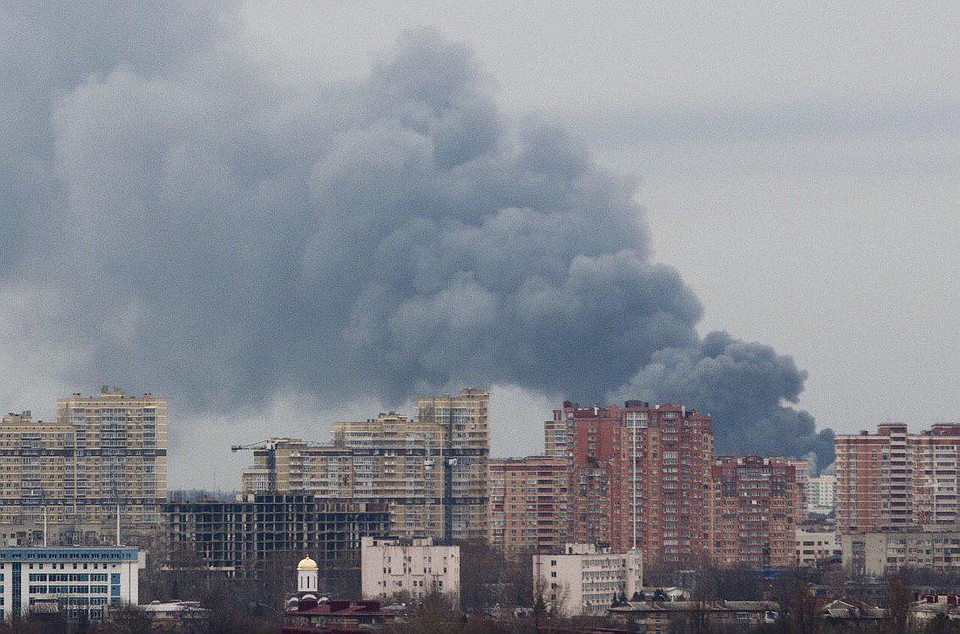 Черный густой дым виден из разных районов города