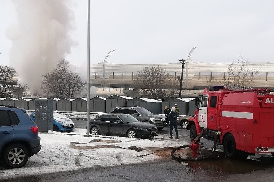 Под ЗСД в Василеостровском районе сгорел гаражный автосервис. Фото: vk.com/spb_today