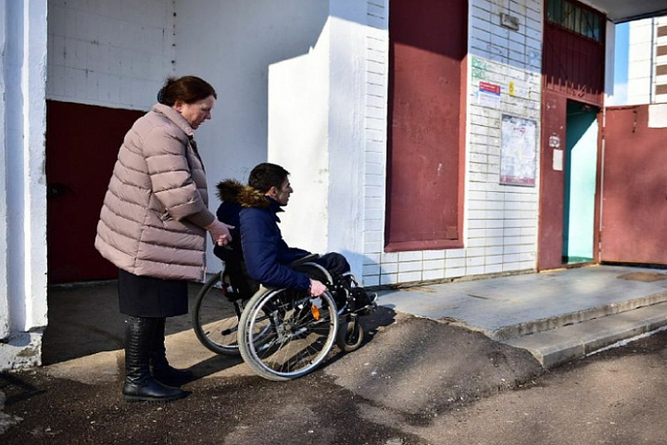 Ранее управляющая компания уже установила в подъезде обычный пандус и обустроила съезд из подъезда/ФОТО: мэрия Ярославля