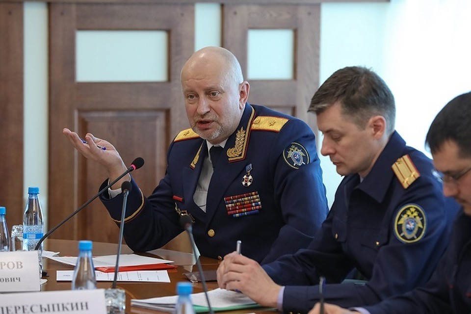 Старший помощник председателя СК РФ Игорь Комиссаров (слева) на совещании во Владивостоке. Фото: sledcom.ru