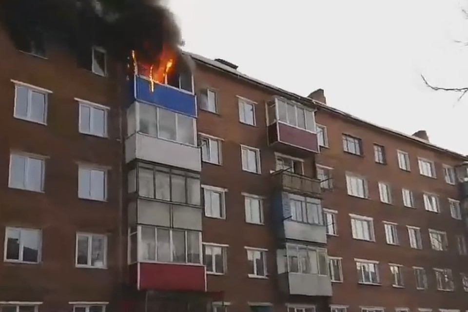Пожар тушили девять сотрудников МЧС Кадр: Соцсети