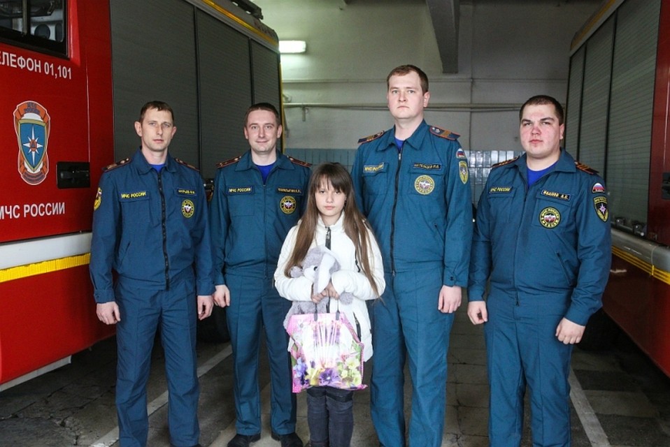 11-летняя Ульяна вызвала спасателей и ждала их, крепко прижимая к груди свою собачку.
