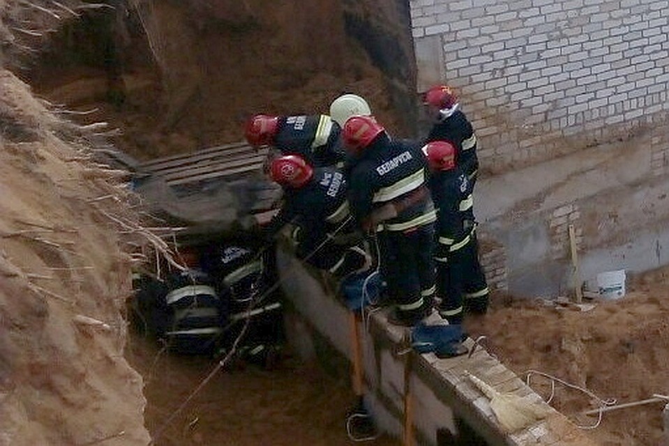 В Барановичах спасли мужчину, которого по голову засыпало землей. Фото: МЧС