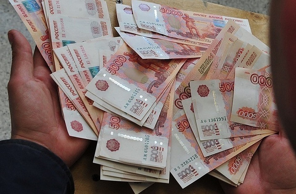 По версии следствия. сумму взятки глава ведомства и его зам разделили поровну