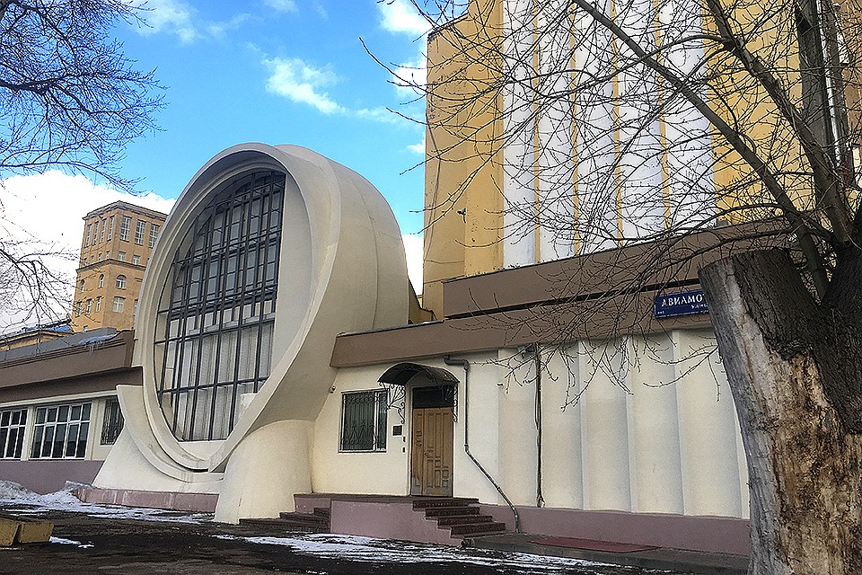 Необычное здание на Авиамоторной улице.