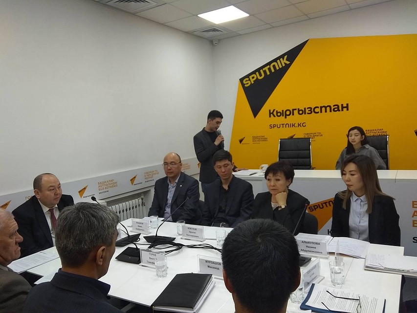 Начальник управления рекламы, защиты прав потребителей Госагентства антимонопольного регулирования Назина Алыкулова (первая справа)