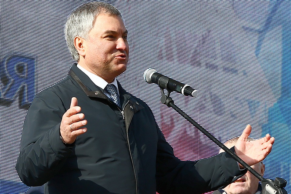 Для участия в шествии из Москвы прилетели спикер Госдумы Вячеслав Володин. Фото: Сергей Мальгавко/ТАСС