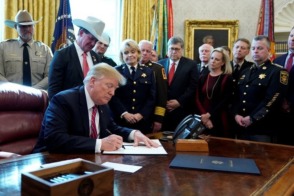 Дональд Трамп наложил вето на резолюцию конгресса в торжественной обстановке