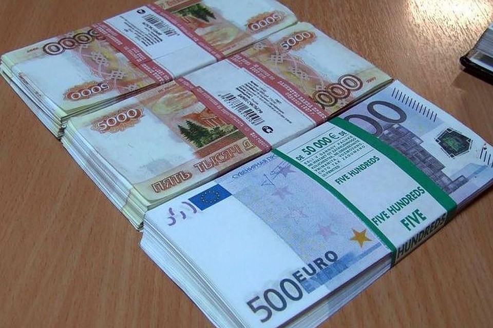 Внутри свертка находилась сувенирные купюры «Банка приколов»
