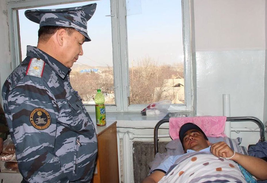 Глава МВД приехал в больницу к кыргызстанцам, пострадавшим во время конфликта на кыргызско-таджикской границе.