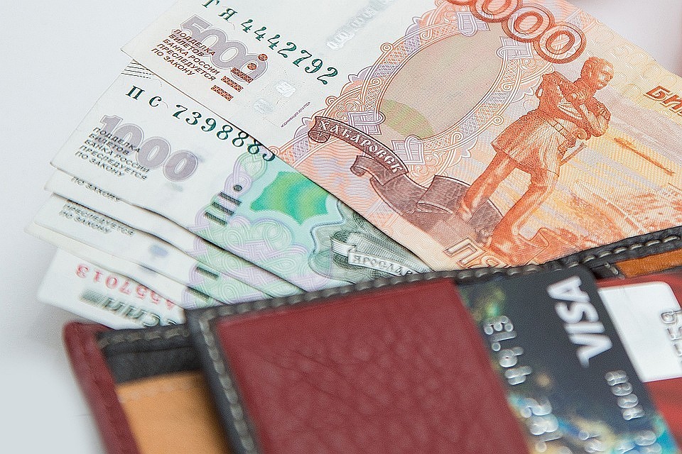 Иркутяне предпочитают безналичный расчет наличным.