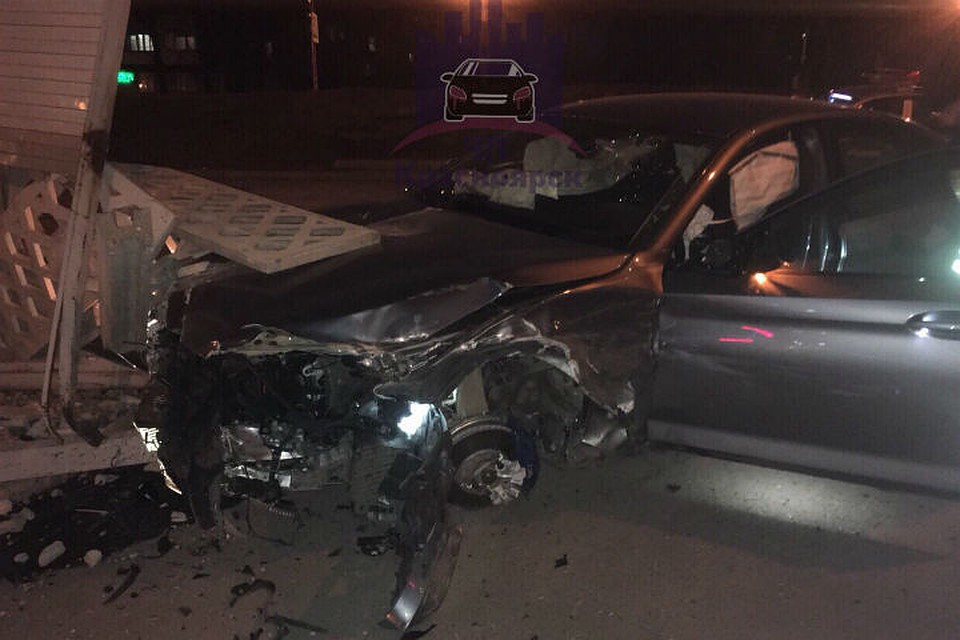 Вылетевший на встречку BMW в Красноярске собрал четыре машины и разбился о забор. Фото: ЧП - Красноярск.