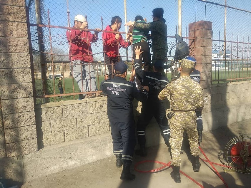 Спасатели не рискнули вытаскивать штырь самостоятельно, поэтому вырезали кусок забора