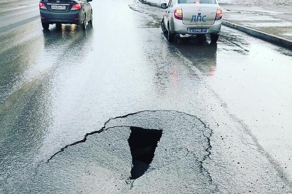 Провал на улице КИМ. Фото: группа ВК "Гибдд Пермь".
