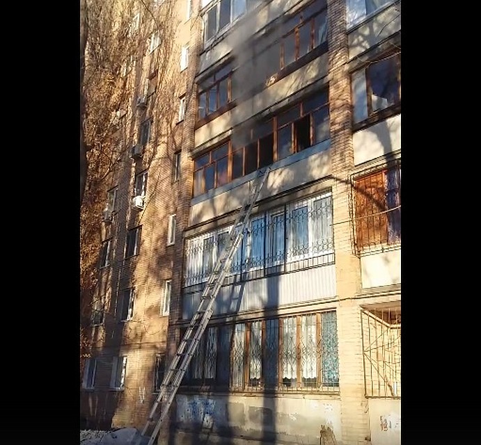 Огонь охватил квартиру на третьем этаже дома