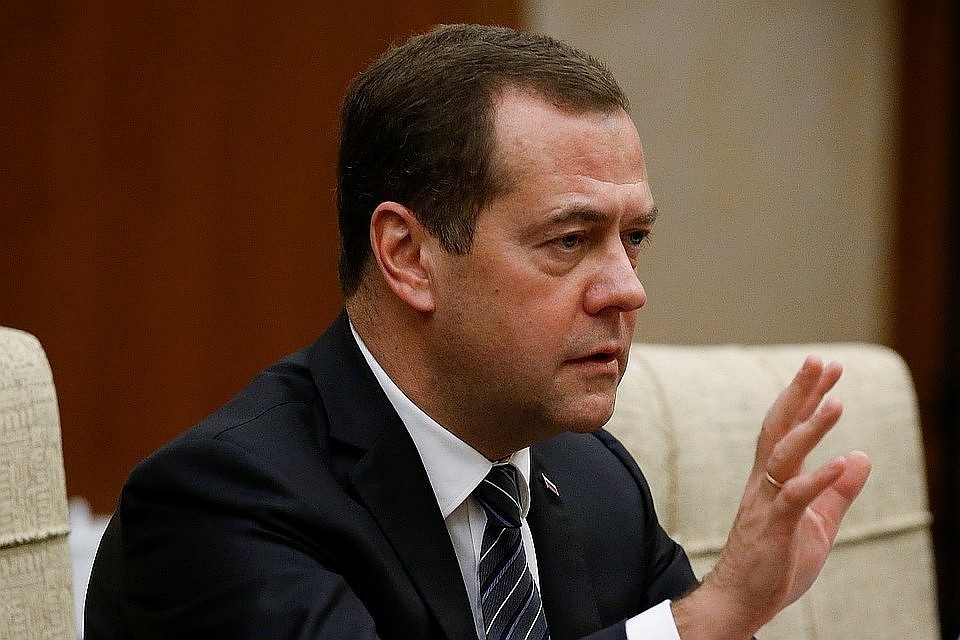 Медведев подписал распоряжение об индексации зарплат федеральных госслужащих