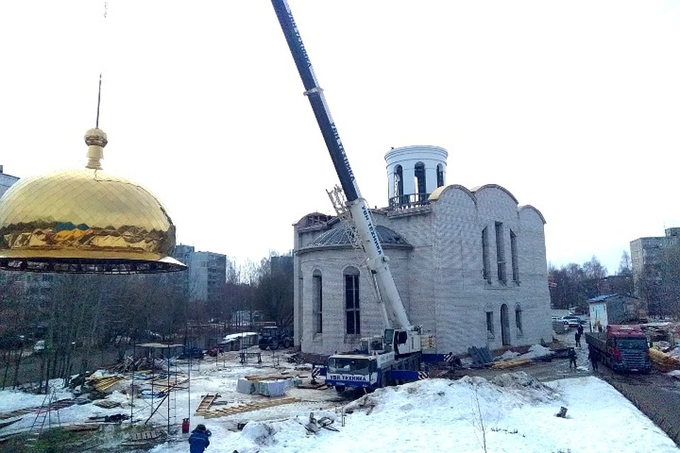 На храм водружают купол. Фото: Вадим Попов