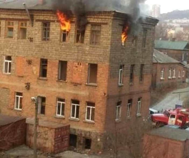Пламя вырывалось из нескольких окон здания