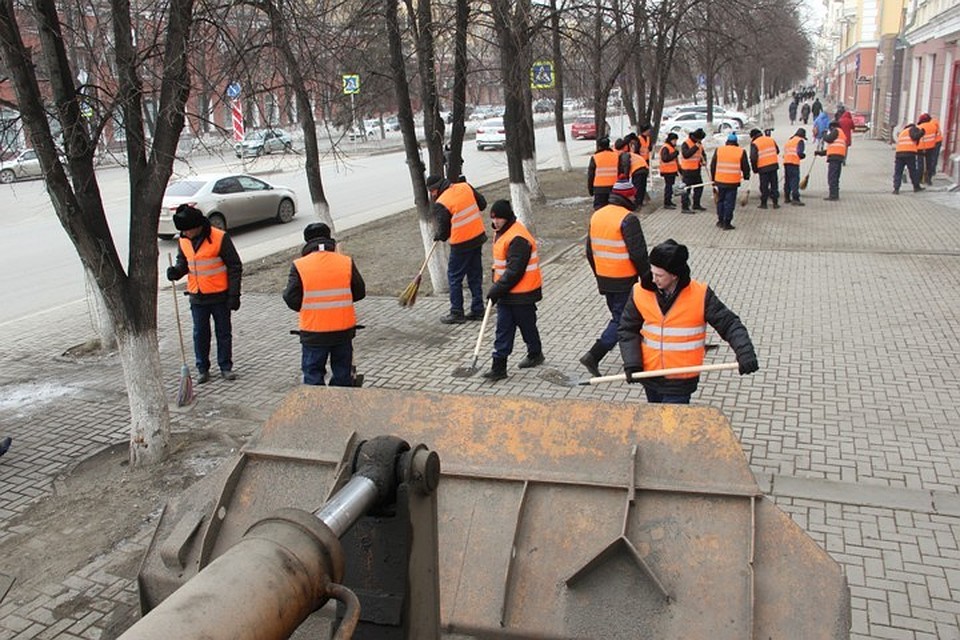 Осужденные наводят порядок на улицах областного центра. Фото: пресс-служба ГУФСИН России по Кемеровской области.