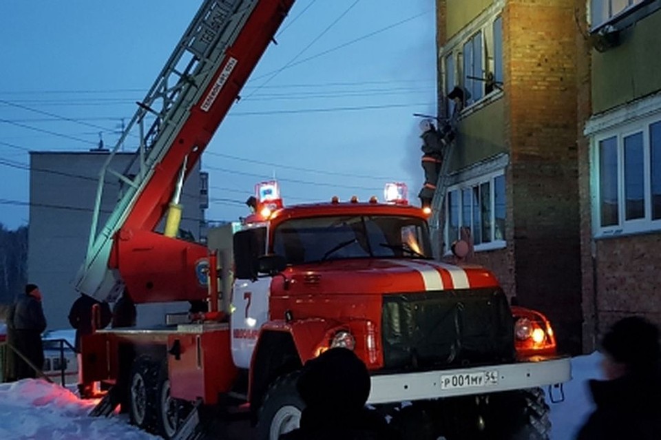 В квартире во время пожара оказался маленький ребенок без взрослых. Фото: МЧС по Новосибирской области.