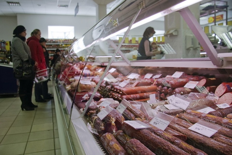 В псковских магазинах подешевели свинина, охлажденные куры и сосиски.