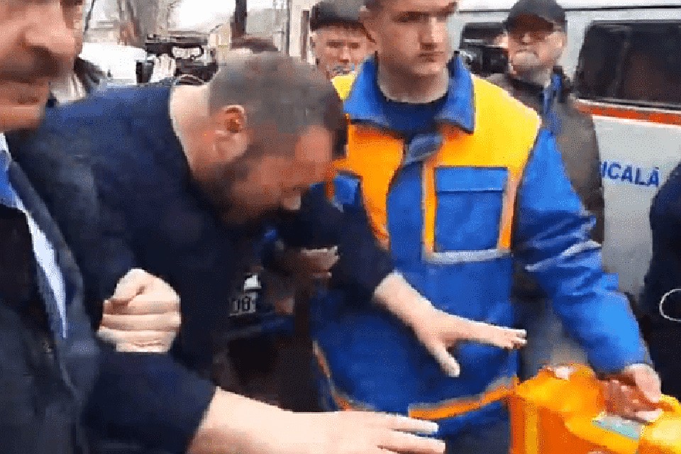 Два экипажа скорой помощи оказывают помощь пострадавшим от слезоточивого газа.