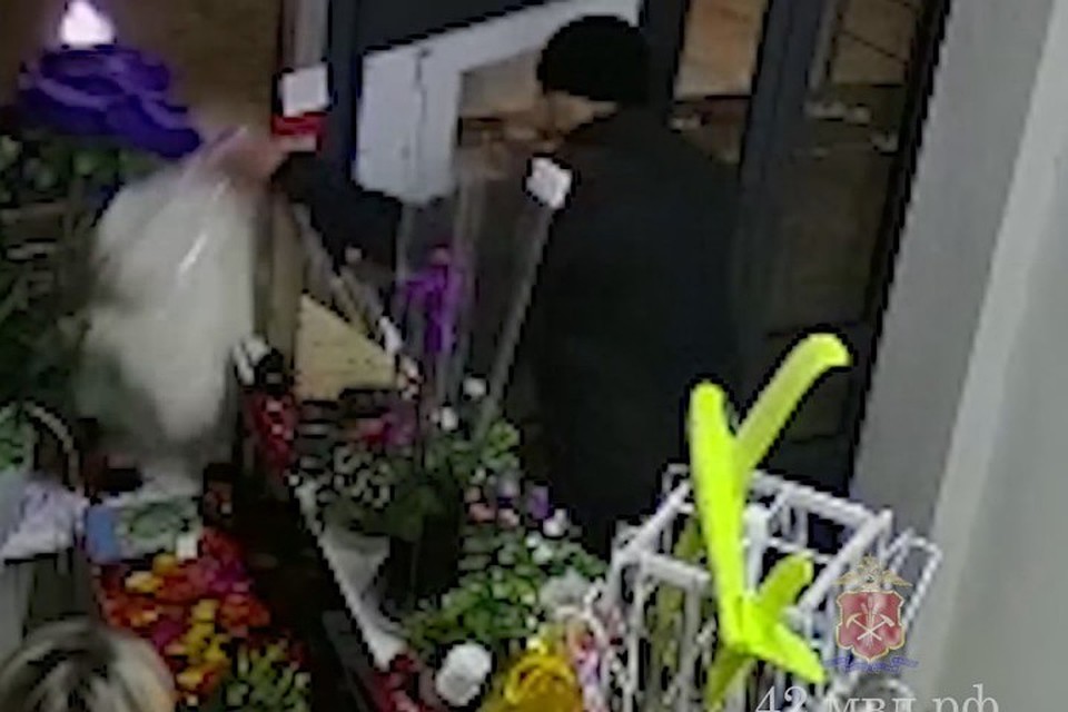 Для своей любимой кемеровчанин украл в магазине плюшевого мишку. Фото: кадр видео ГУ МВД России по Кемеровской области.