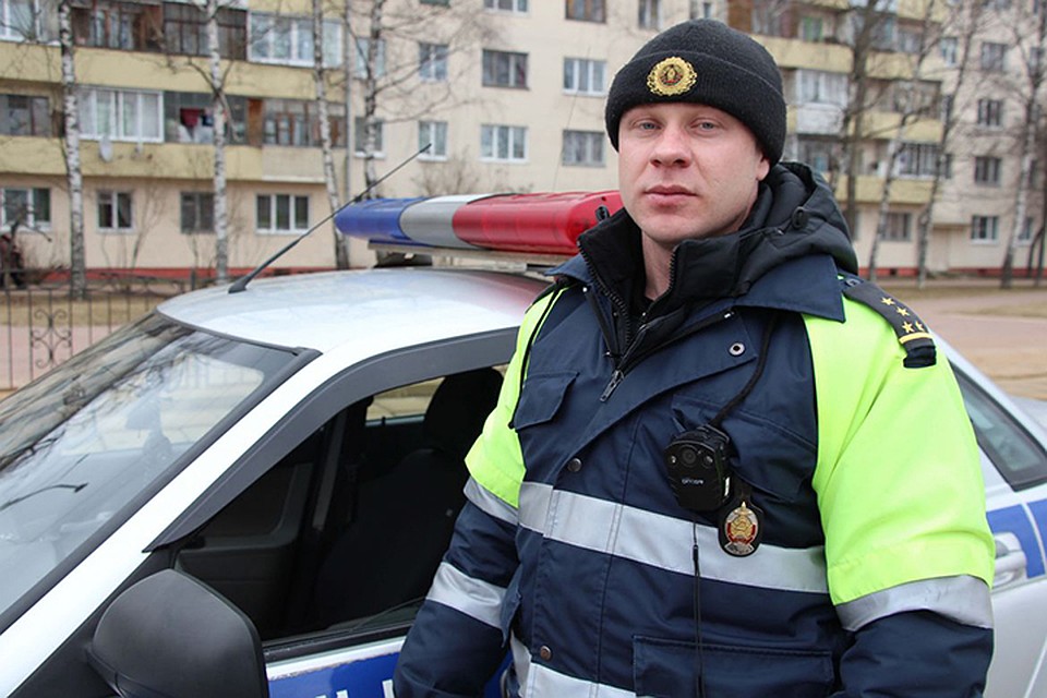 Инспектор нашел и спас водителя, которого после аварии бросили друзья. Парень ушел с места ДТП с разбитой головой. Фото: УВД.