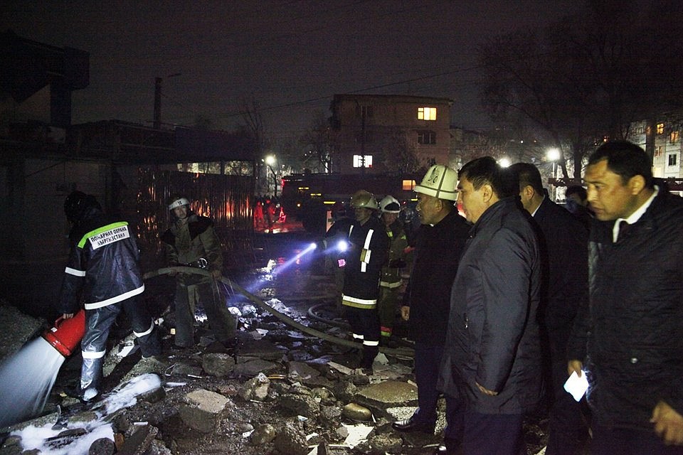 На АЗС в Оше произошел пожар, в стоявших рядом домах повыбивало окна