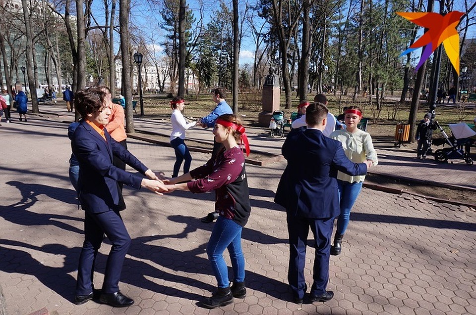 Весна: погода располагает к танцам в парке