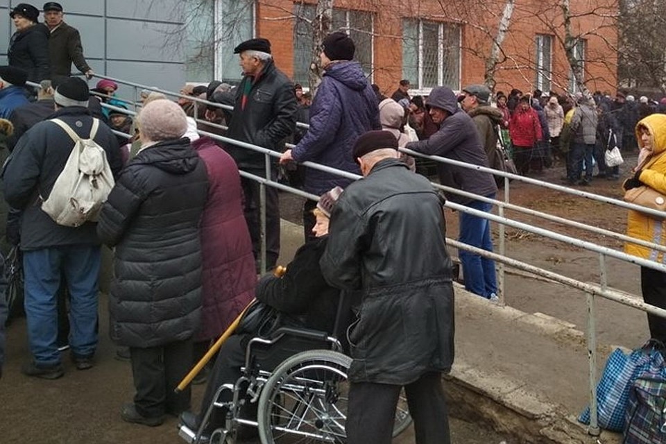 Громадная очередь пожилых людей образовалась возле отделения «Ощадбанка» в Станице Луганской. Фото: Пресс-служба Станично-Луганской РГА