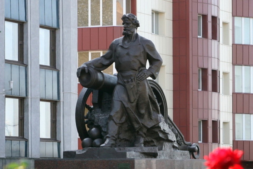 В Луганске много чего можно «декоммунизировать» - к примеру, памятник мастерам пушечных дел, переведённых Екатериной II из Петрозаводска на местный литейный завод. Фото: gorod-lugansk.com