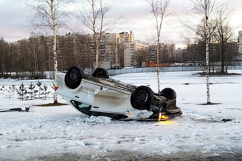 В Петербурге иномарка перевернулась на крышу