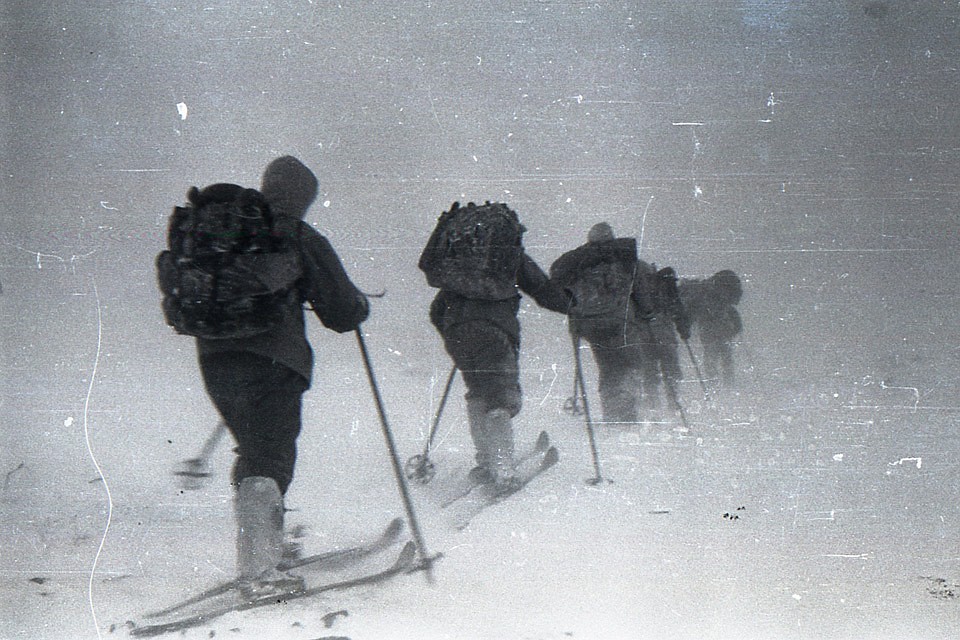 Группа Дятлова уходит в свой поход. Кадр из архивной фотосъемки.