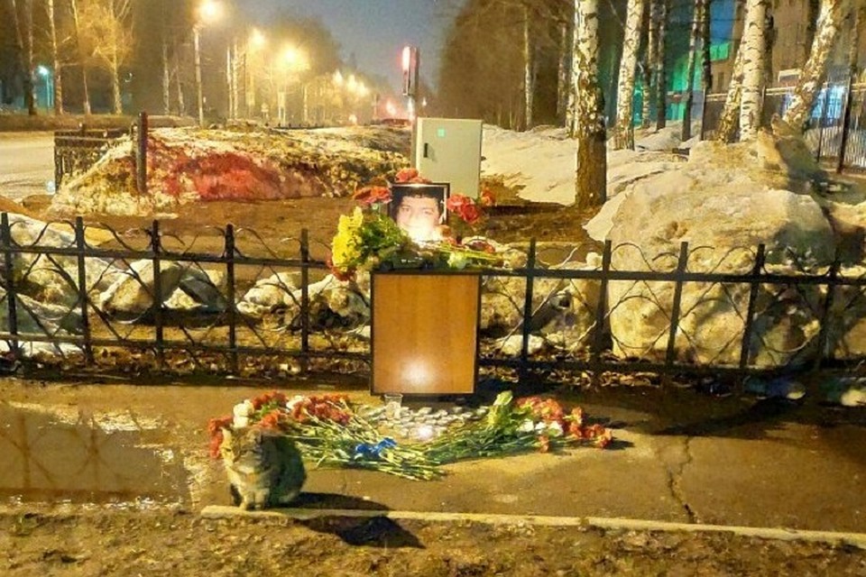 На месте гибели офицера появился стихийный мемориал. Фото Олега Яфизова