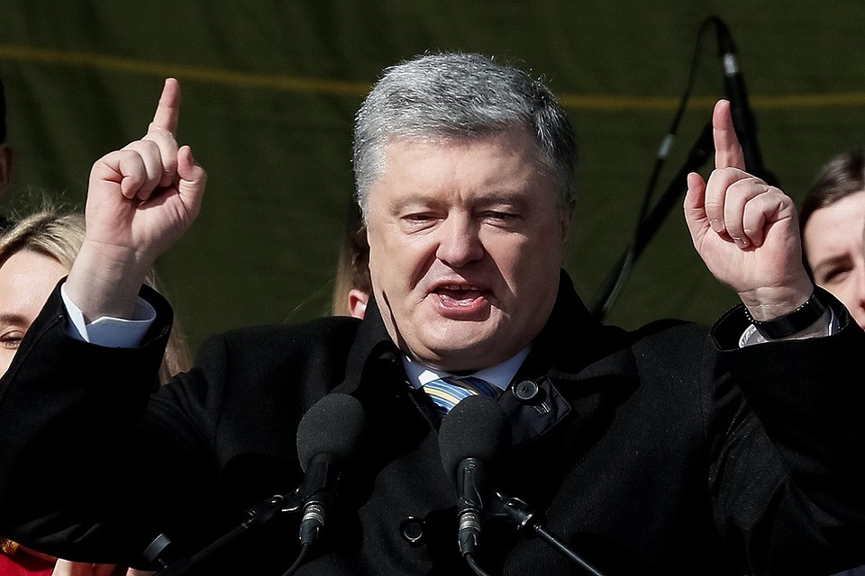 Действуйющий глава Украины Петр Порошенко изо всех сил сейчас старается обеспечить себе прохождение во второй тур выборов президента