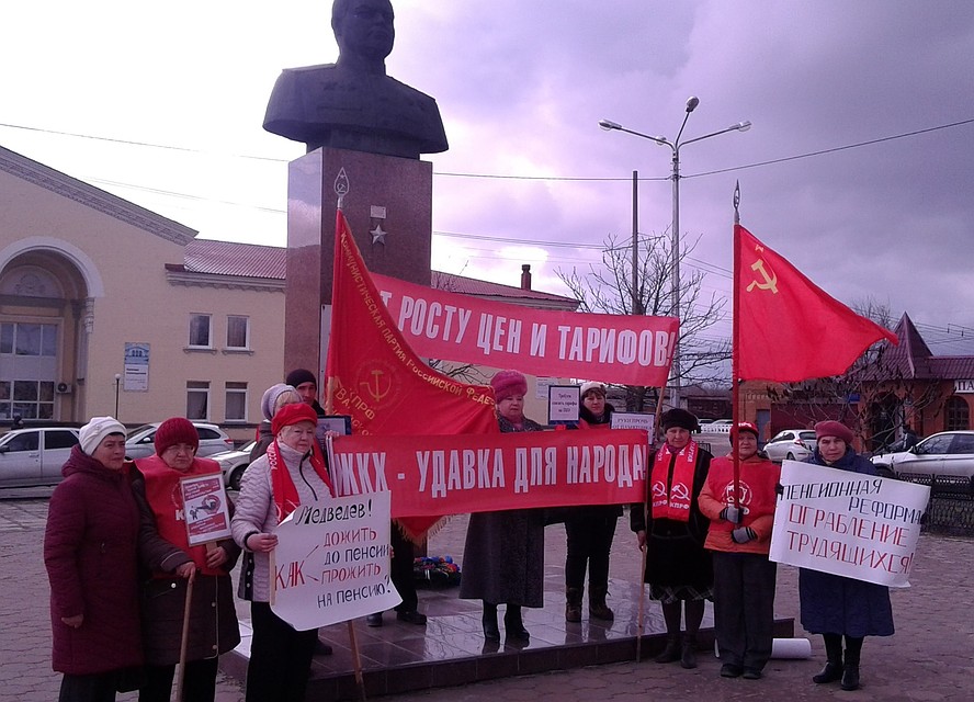 В Валуйках к митингующим подходили местные жители, выражая свою поддержку.