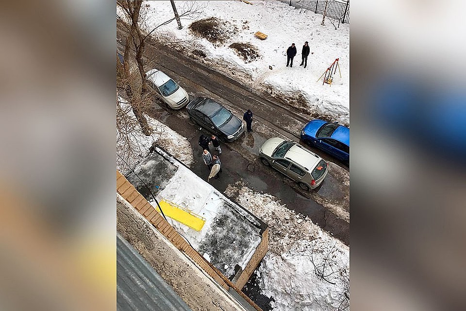 Труп женщины нашли на козырьке подъезда дворники во время чистки снега