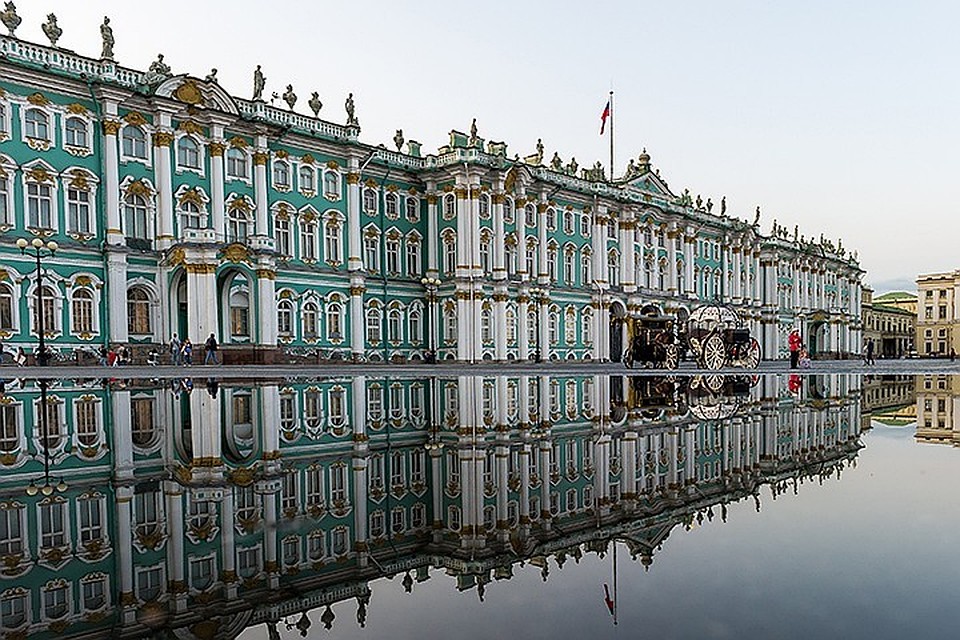 Петербургский Эрмитаж стал единственным представителем России в топ-10 самых популярных музеев мира.