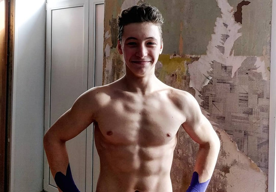 Челябинские спортсмены устроили фотосессию на фоне ободранной стены спортшколы. Фото: Андрей Телицын
