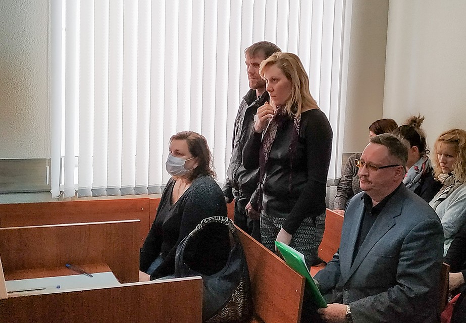 Родители погибшей девочки и тренер сидели в суде совсем рядом.