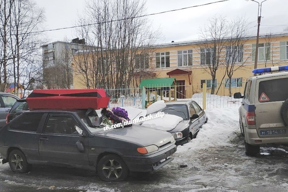 Не исключено, что гробом на колесах мужчину хотели напугать конкуренты. Фото: vk.com/murmansk_dtp