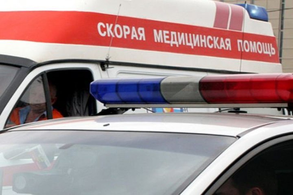 На месте наезда работали сотрудники "скорой помощи" и полицейские