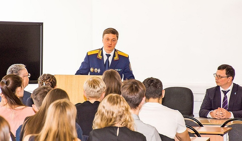 Сергей Грызыхин читает лекцию студентам Дальневосточного федерального университета. Фото: Dvfu.ru