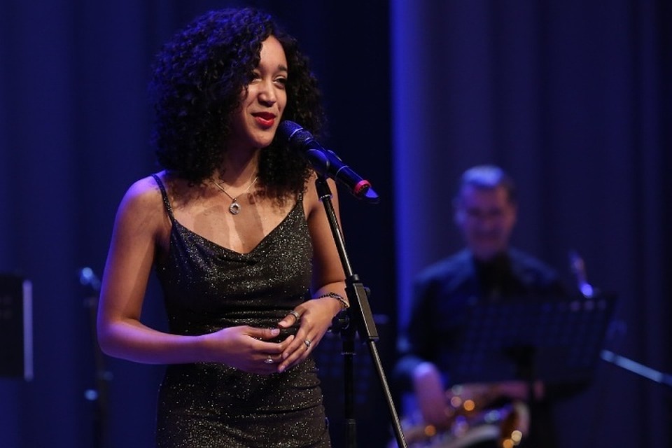 Своим личным вдохновителем Джеки считает певицу Sade.