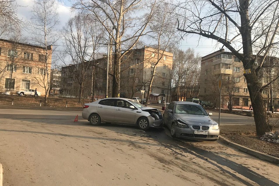 Водитель в Хабаровске пытался уйти от столкновения и врезался в другую машину