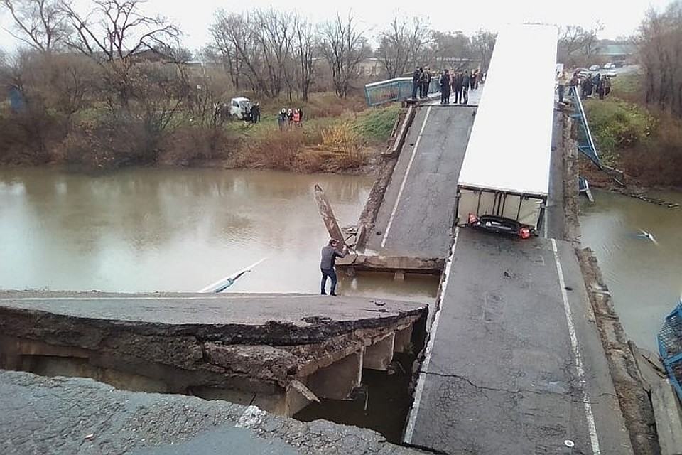 В страшной аварии погибла молодая мать с ребенком. ИХ машину просто расплющило. Фото: архив "КП"