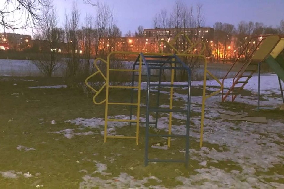За час девочки собрали пять пакетов мусора.