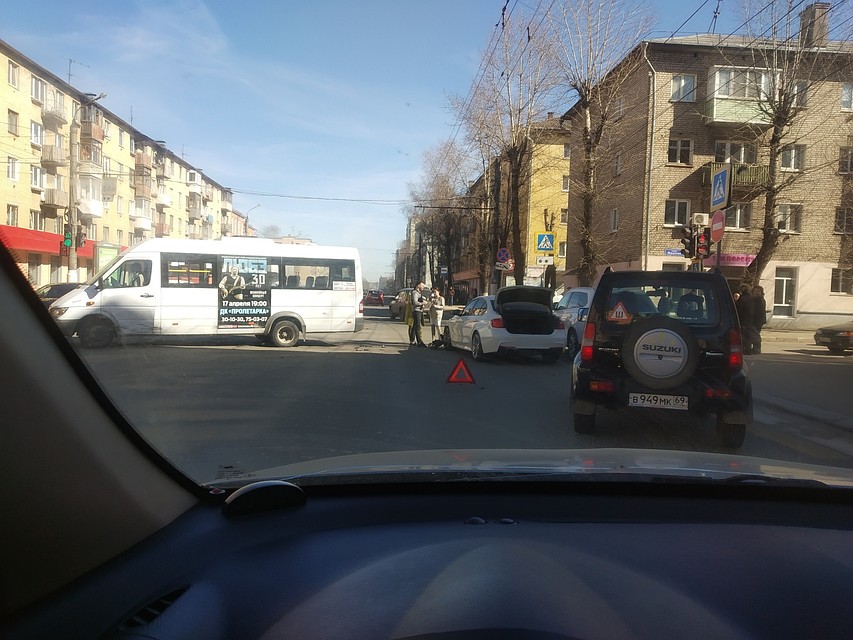 Из-за аварии образовалась пробка Фото: vk.com/ПОДСЛУШАНО У ВОДИТЕЛЕЙ. ТВЕРЬ/Мария Городилова