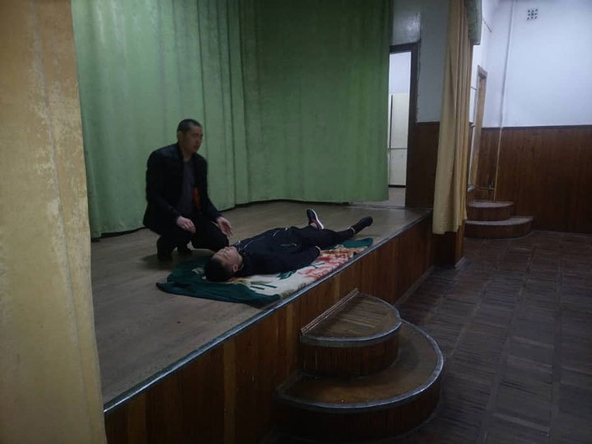 Спасатели объясняют подросткам, как не растеряться в экстренной ситуации и правильно оказать помощь пострадавшему.